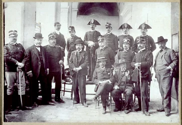 Portrait de soldats et de civils à Modica, Sicile, 1907
